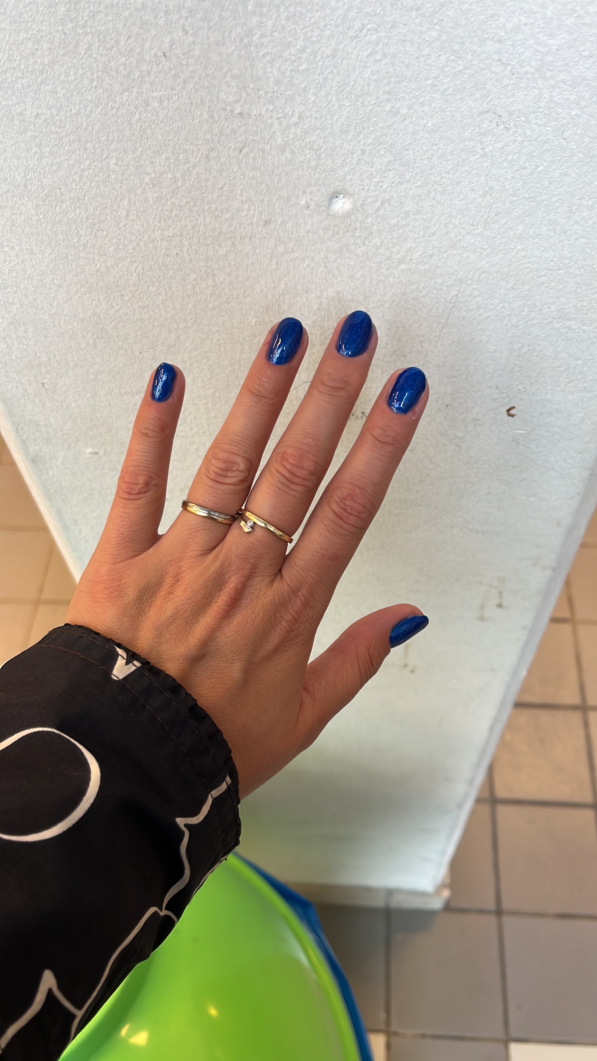 Blauwe nagels met een glanzende afwerking