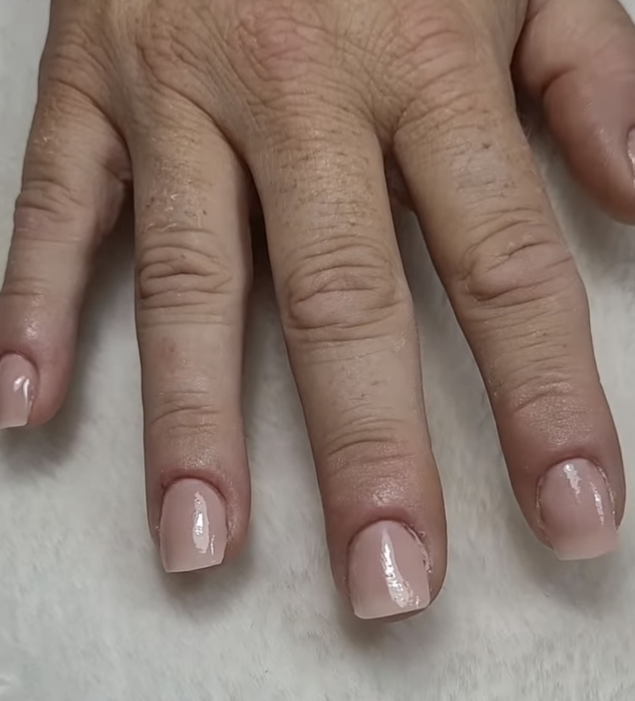 Verzorgde nagels in een natuurlijke, zachtroze tint